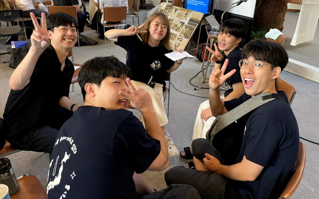 “빛은 어둠 속에서도 빛납니다”